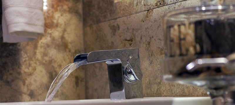 Detalle de la grifería en cascada del baño
