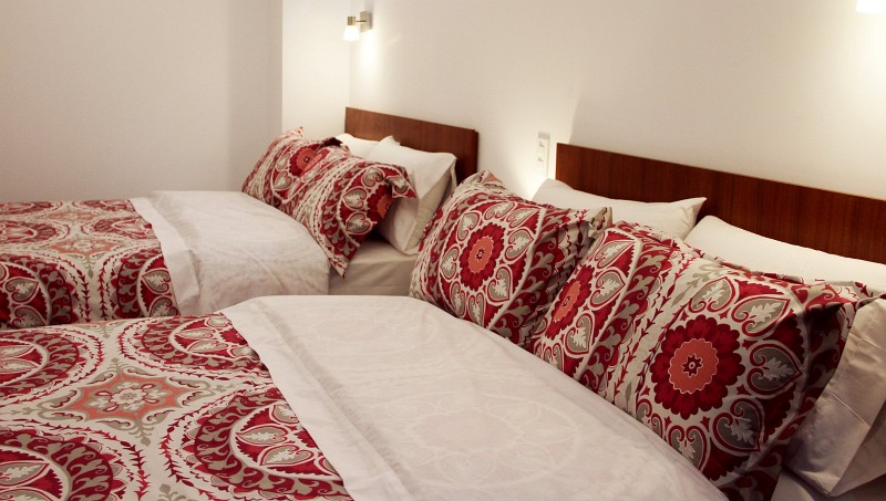 Detalle de las camas con almohadas de mandala