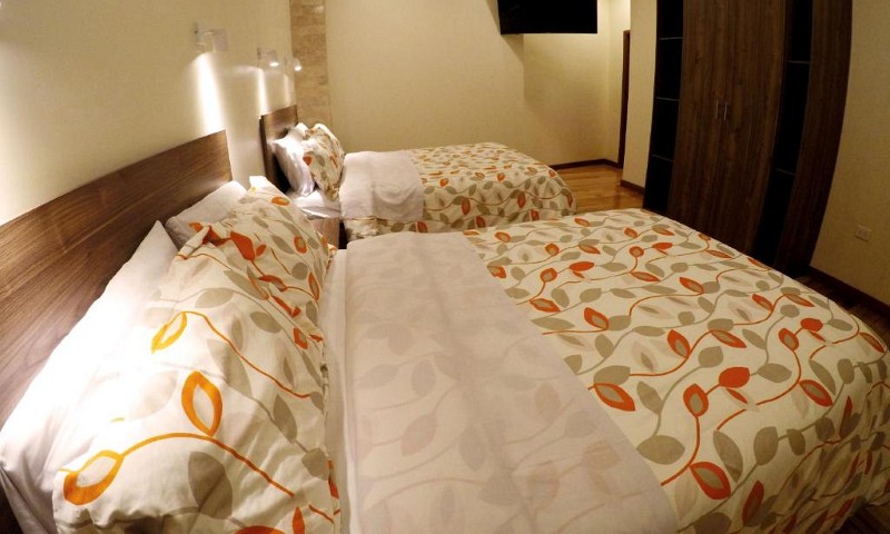 Habitación de dos camas más amplia, con armario y televisión