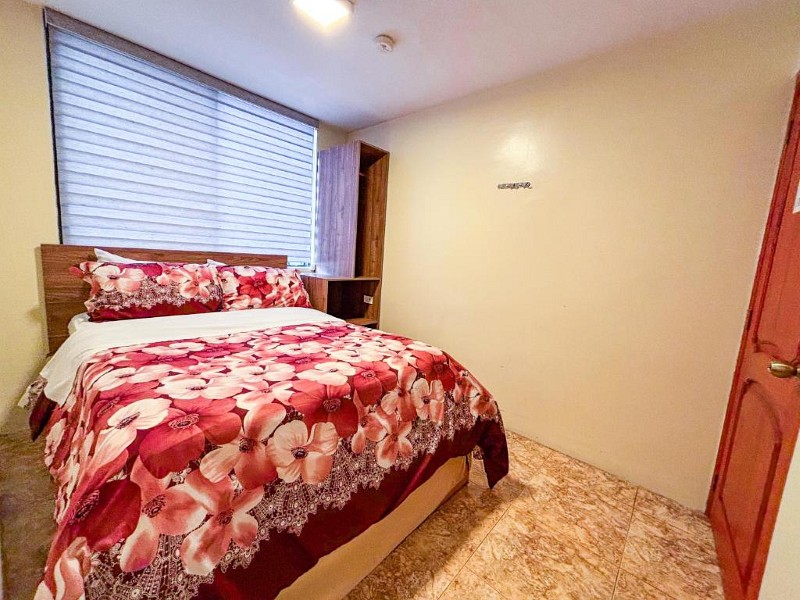 Habitación individual con ventana y armario