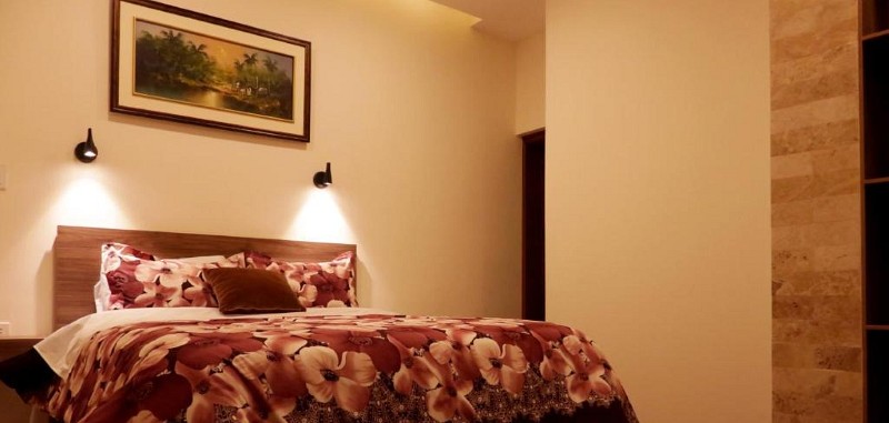 Suite Junior con cuadro y luz cálida