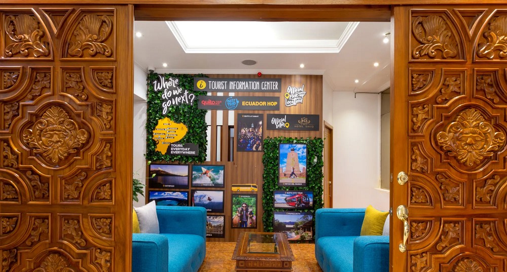 Sala de información turística con sofás y fotos de destinos de Ecuador